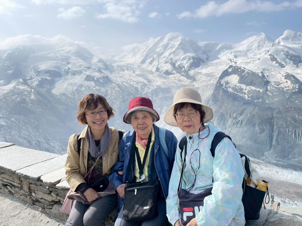 高齢者の旅行に寄り添う介護スタッフ