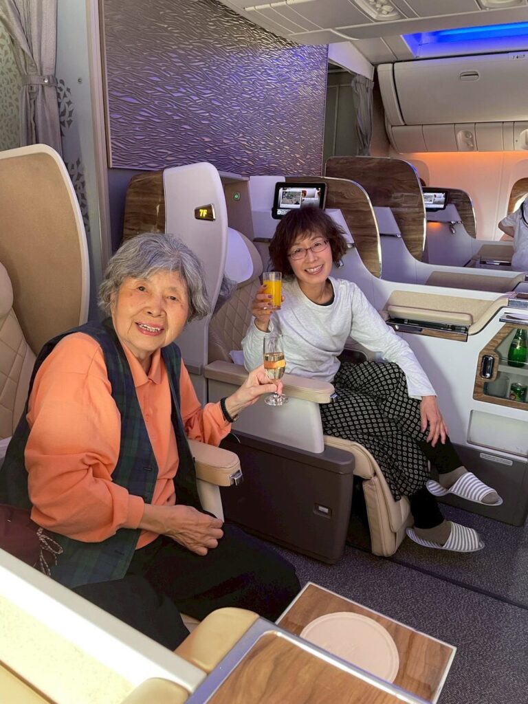 高齢者の旅行に寄り添う介護スタッフ