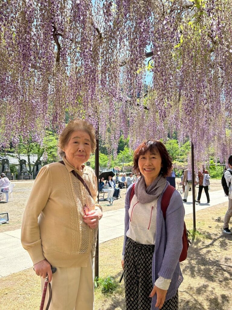 高齢者の旅行に寄り添う介護スタッフ