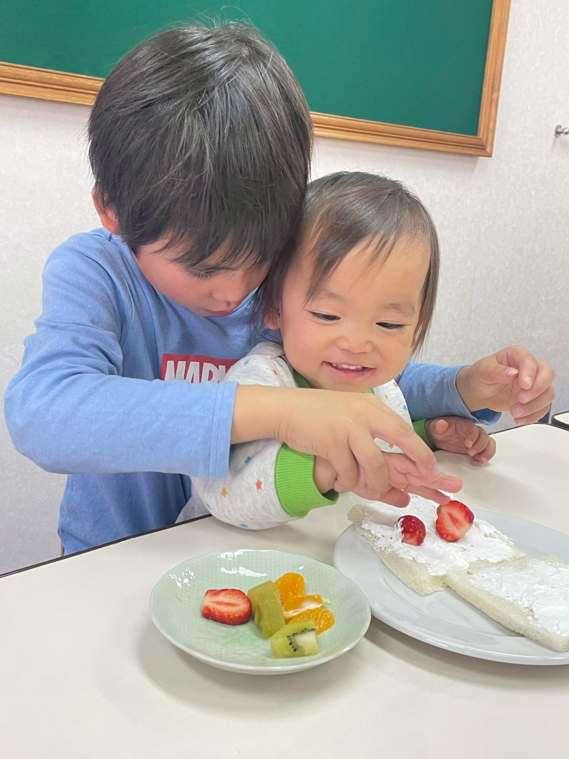 スイーツ作りを楽しむ兄弟