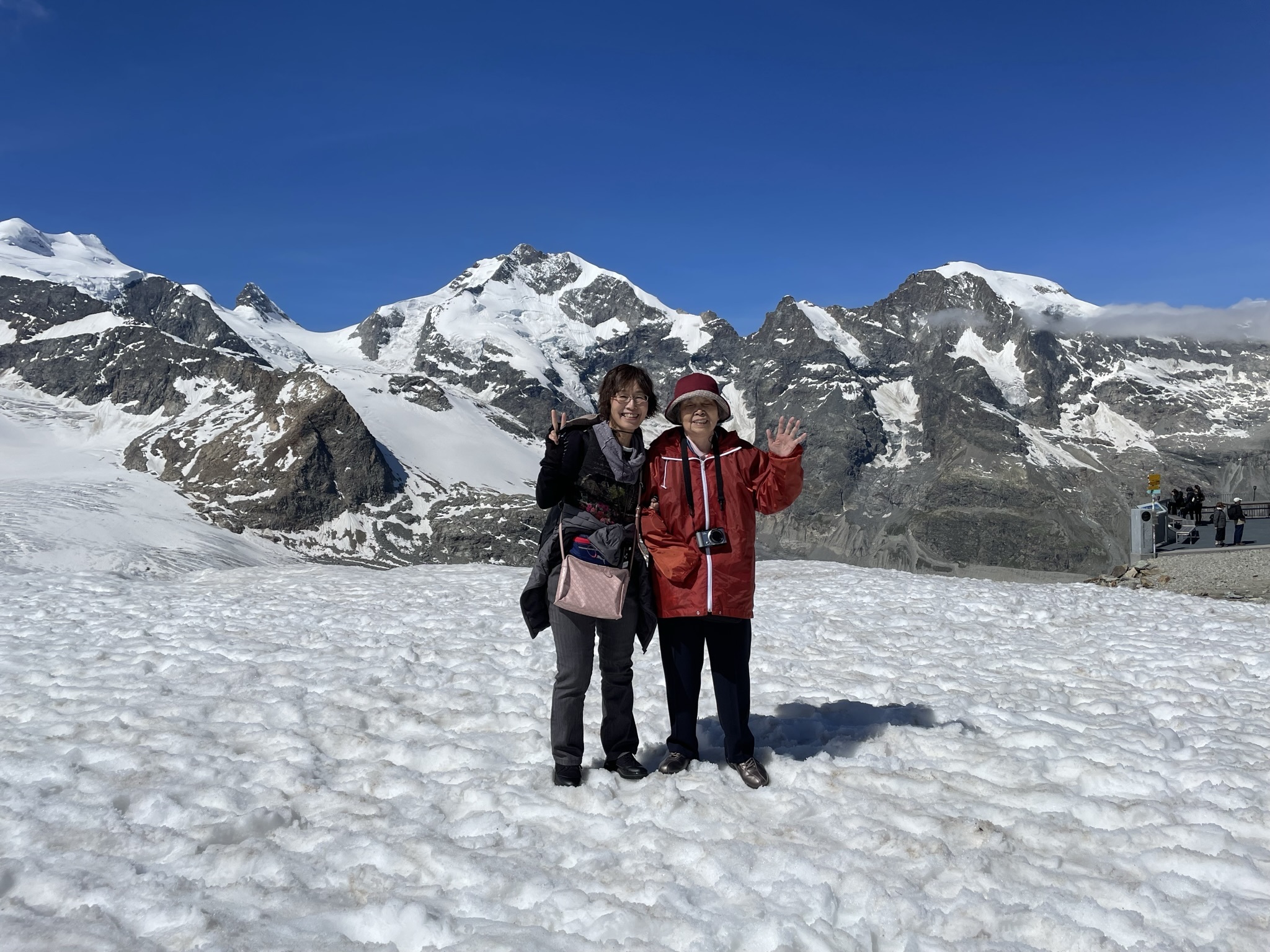 登山を楽しむ高齢者に寄り添う介護スタッフ